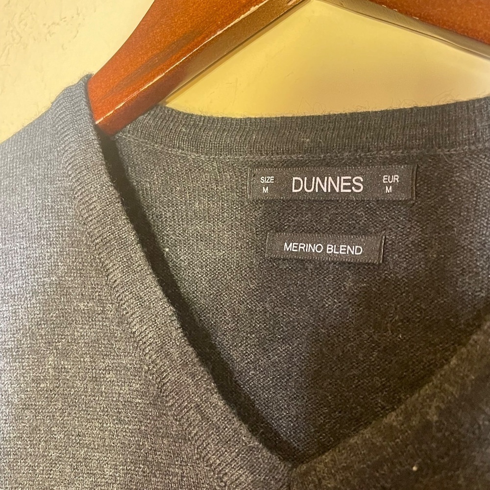 Men’s V Neck merino blend sweater - Picture 3 of 5